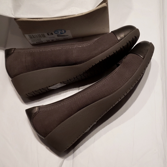 CLARKS New PETULA Wedge SlipOn Pump Perforated Leather  Comfort Shoes Women 10 W - Picture 15 of 16